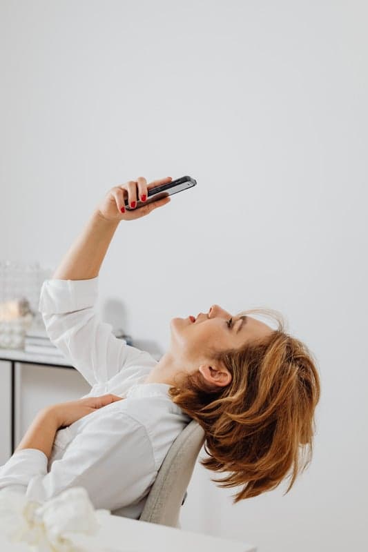 Žena relaxuje s telefonem